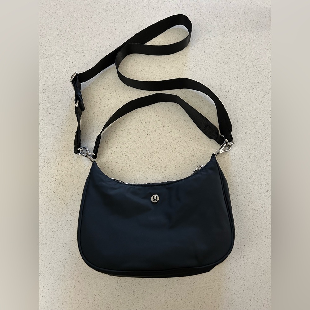 Lululemon Adjustable Mini Shoulder Bag 3L black with silver hardware
